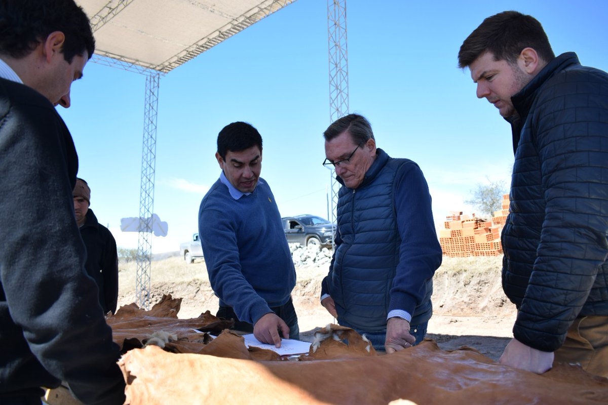 SimonPadros's tweet photo. Hoy visite a la cooperativa La Candelaria, ubicada en la localidad de El Rodeo, comuna de Choromoro, departamento Trancas.
Un emprendimiento dedicado a la cria de llamas para la comercializacion de su carne y la fabricacion de chacinados.
Agregando valor en origen.
Vamos por más. https://t.co/qr1B1qXILY