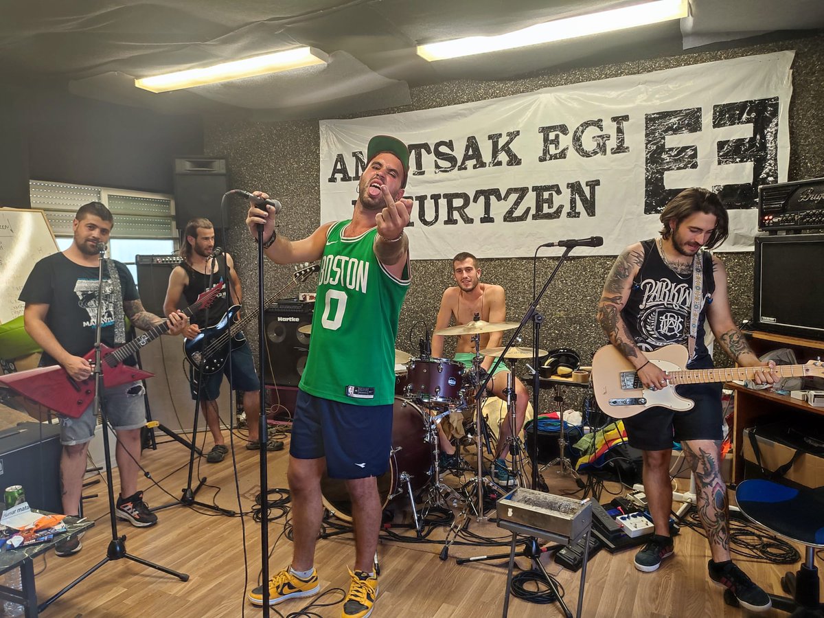ezurte's tweet photo. 🔥⚠️Bueltan gara⚠️🔥 Urte pare baten bueltan, gure bigarren diska atera ondoren eta aurkeztu ere egin gabe, jada eszenatokietara bueltatzeko momentua heldu da. Zenbait kontzertu prestatzen gabiltza, baina, hasteko,  abuztuak 19an, Ostirala, Burlatako gaztetxean
-EZURTE- https://t.co/VegEblVL4c