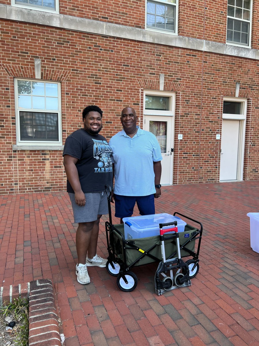UNC's tweet photo. Day 1️⃣ of #UNCMoveIn is complete! Welcome to campus new and returning Tar Heels #UNC https://t.co/QAwOQMnOUm