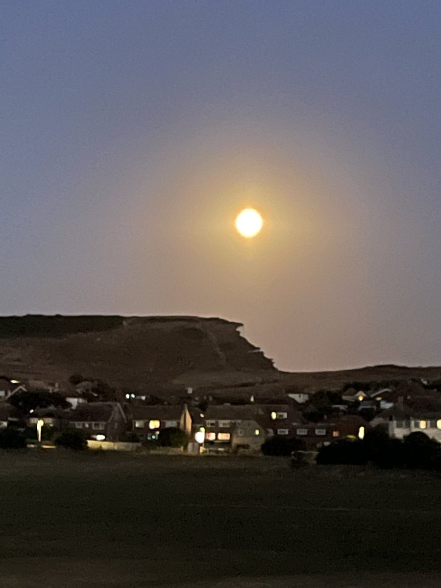 perry_pmk's tweet photo. Full Moon over Seaford Head #sussexbythesea https://t.co/1lGO78g7Wb