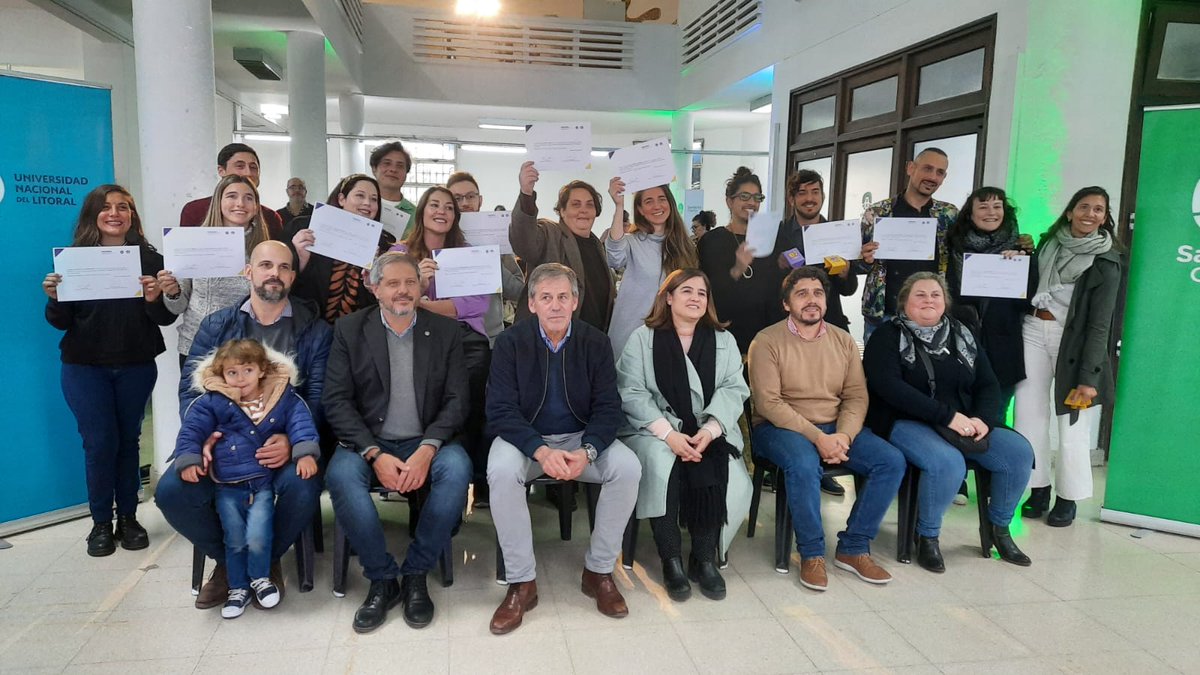 VinculacionUNL's tweet photo. 16 emprendimientos egresaron de #Expresiva
Durante el acto que se está llevando a cabo recibieron sus diplomas 🎓
¡Felicitaciones! 👏 https://t.co/SNtirS6OxZ