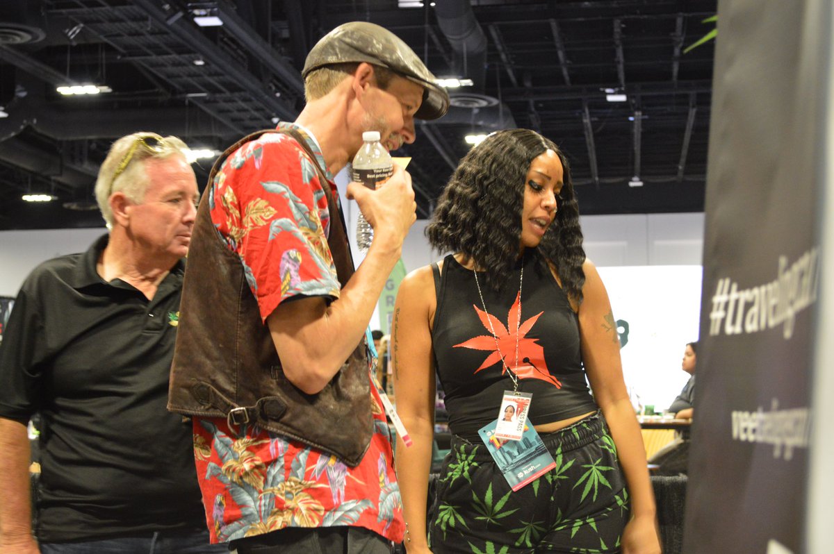 Vcannavegwriter's tweet photo. @kush_con 💚 #travelingcannabiswriter #CannabisCommunity https://t.co/s2JLIF6bhM
