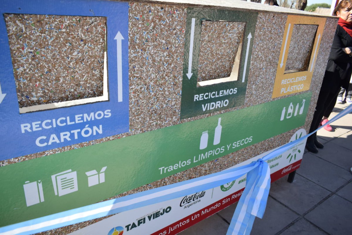 SimonPadros's tweet photo. Hoy estuve en #Trancas participando de la entrega por parte de la empresa @CocaColaAr de una estacion de reciclaje de los residuos solidos urbanos.
Los residuos reciclados se transforman en materia prima para la fabricacion de otros tipos de productos, esto es Economia Circular. https://t.co/Nf5idsRjsq