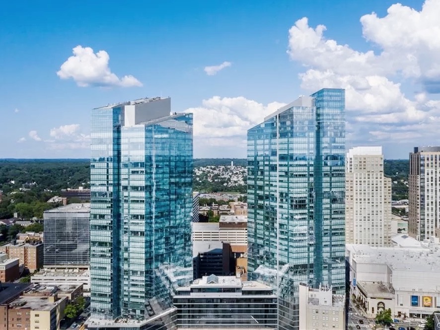 theremyteam's tweet photo. #WhitePlains is the largest city in #Westchester, NY and only a 35 min train ride to Grand Central. The tallest building is Renaissance Sq at 44 stories with luxury condos managed by the Ritz Carlton and selling at around $630/SF. https://t.co/xnvT4CrERe