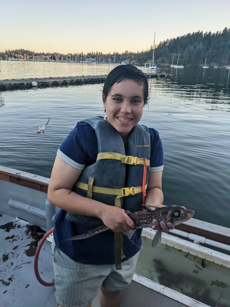 fisch_inthesea's tweet photo. Hi, I'm Melanie! I'm a senior at @CofC. I'm into fish morphology/biomechanics/physiology and marine paleobiology/paleozoology. I plan to write my Bachelor's Essay on comparative biomechanics of moray skin! Here are some pictures from my FHL REU program this summer! #latinainstem https://t.co/eFBYgsq6CY