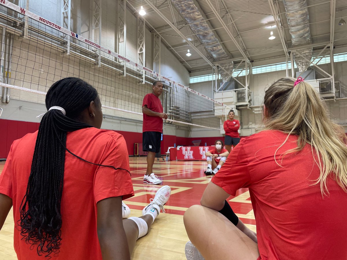 UHCougarVB's tweet photo. Soaking in some of @CoachSampsonUH's wisdom!
#GoCoogs x @UHCougarMBK https://t.co/6VA0rAXrq0