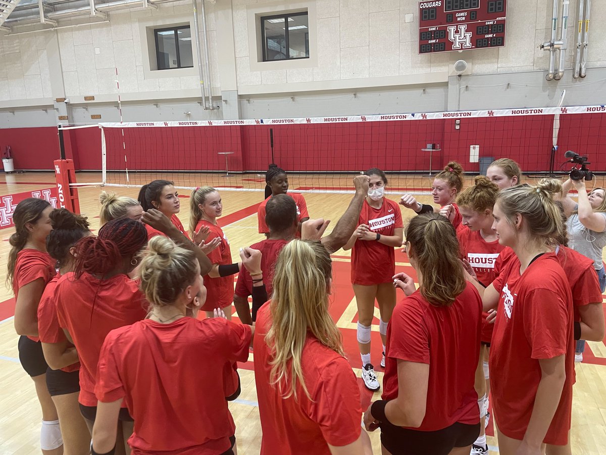 UHCougarVB's tweet photo. Soaking in some of @CoachSampsonUH's wisdom!
#GoCoogs x @UHCougarMBK https://t.co/6VA0rAXrq0