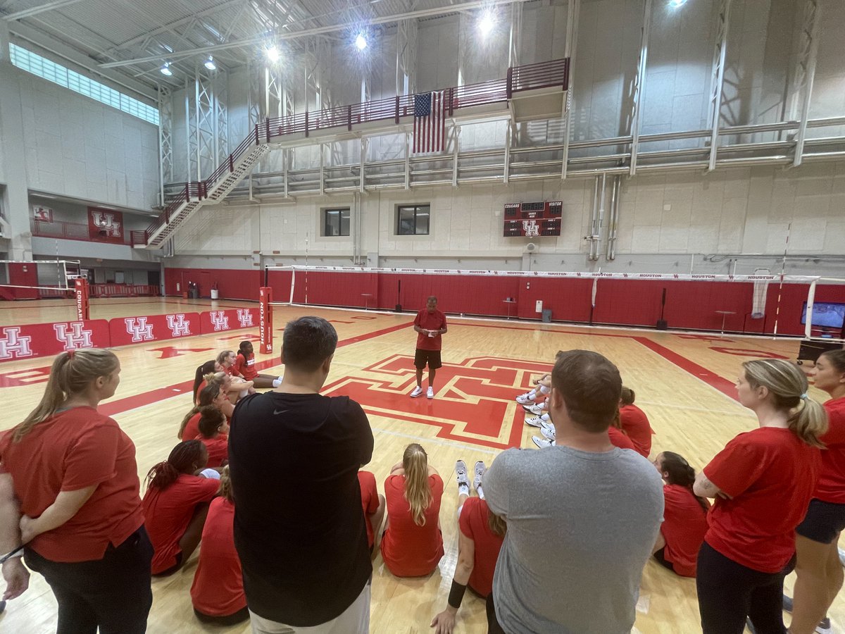 UHCougarVB's tweet photo. Soaking in some of @CoachSampsonUH's wisdom!
#GoCoogs x @UHCougarMBK https://t.co/6VA0rAXrq0