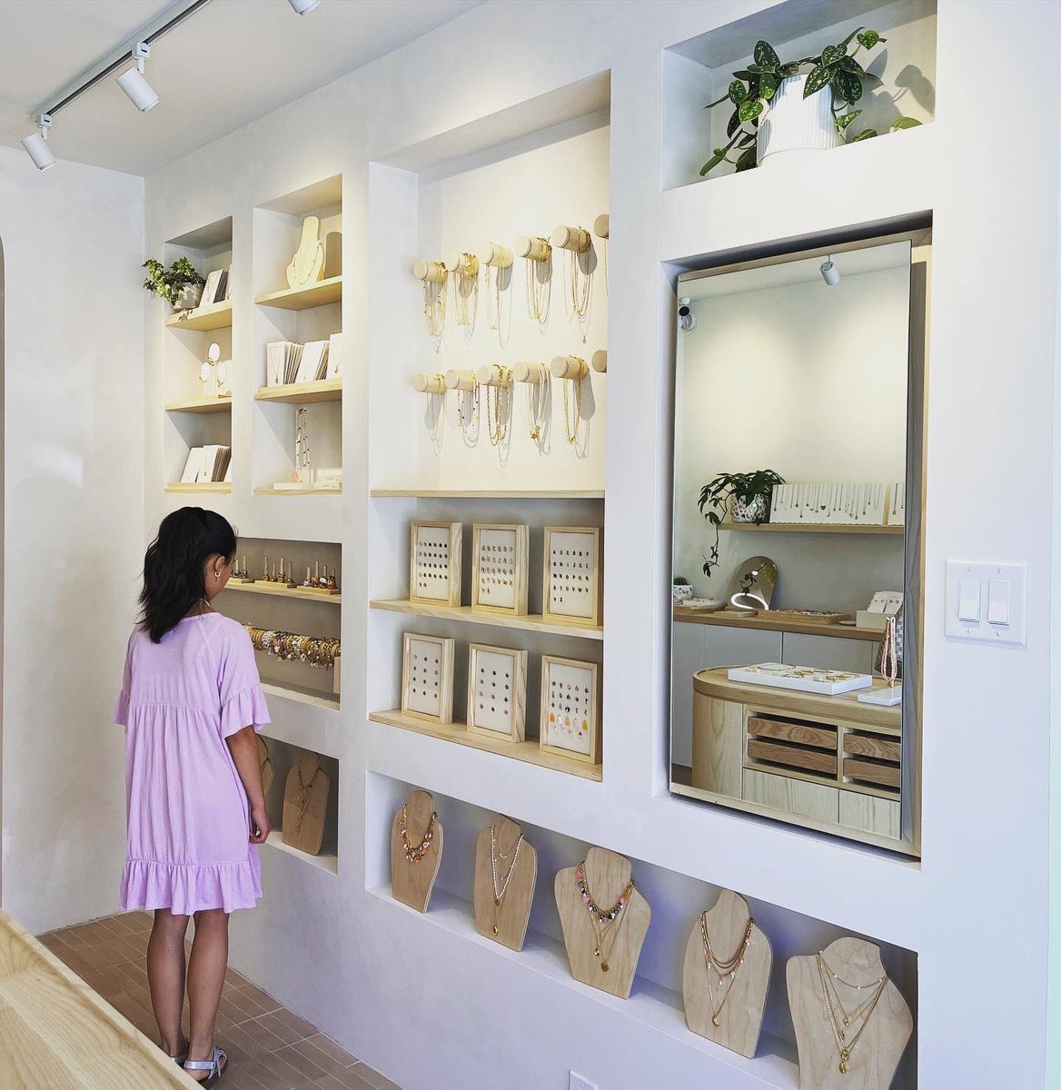 provencher's tweet photo. ✨ Brand new on Provencher: the Sugar Blossom Jewelry Studio! It’s the sweetest little jewelry store that even allows you to customize your pieces. Find them at 138 Provencher Blvd. Welcome to the neighbourhood! ✨
#SBstudio
#supportlocal
#achatlocal
#stboniface
#provencherbiz https://t.co/DisBUAdEp6