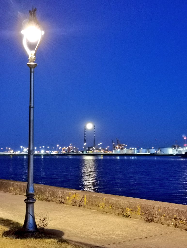 Fantastic warm evening for a stroll along a very busy Costa Del Clontarf Promenade. Great to see a full moon settled in between the Poolbeg Chimneys @PhotosOfDublin @ireland