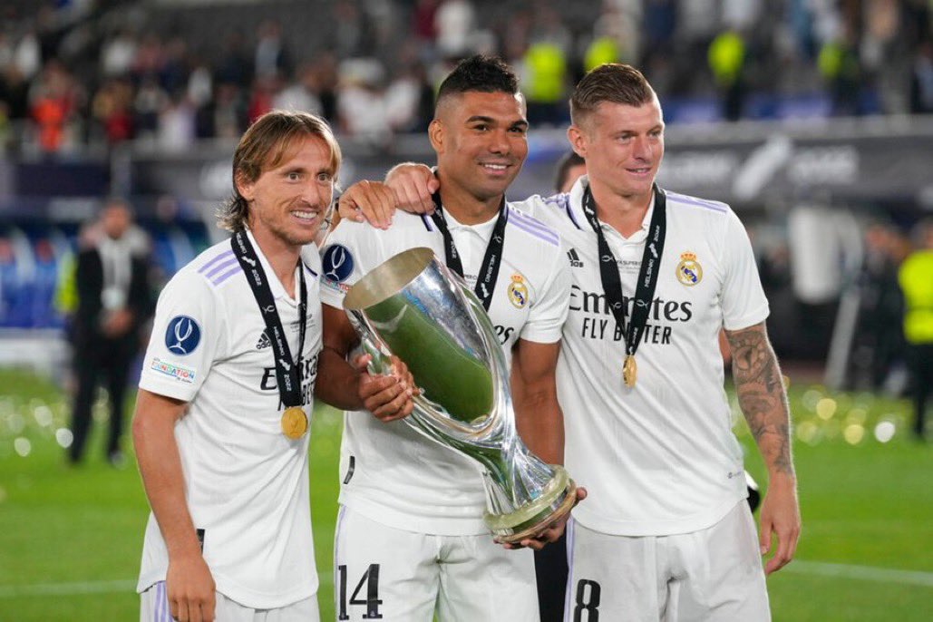 Juezcentral's tweet photo. La foto de siempre. Uno de los mejores mediocampos de la historia. Este tridente ha sido titular en 9 finales con el Real Madrid. Las ganaron TODAS. Luka, Casemiro y Toni. Historia pura. https://t.co/qPUNjYlUgY