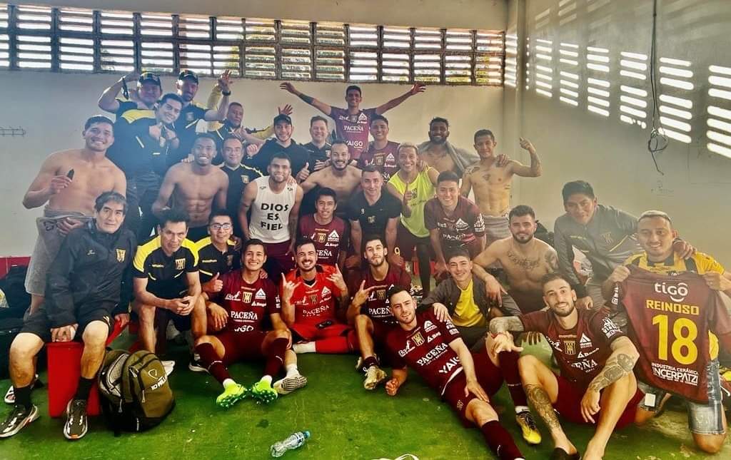 ClubStrongest's tweet photo. 3...2...1...¡Sonrian!🐯

#TheStrongest #VamosTigre https://t.co/781tUk3a5t