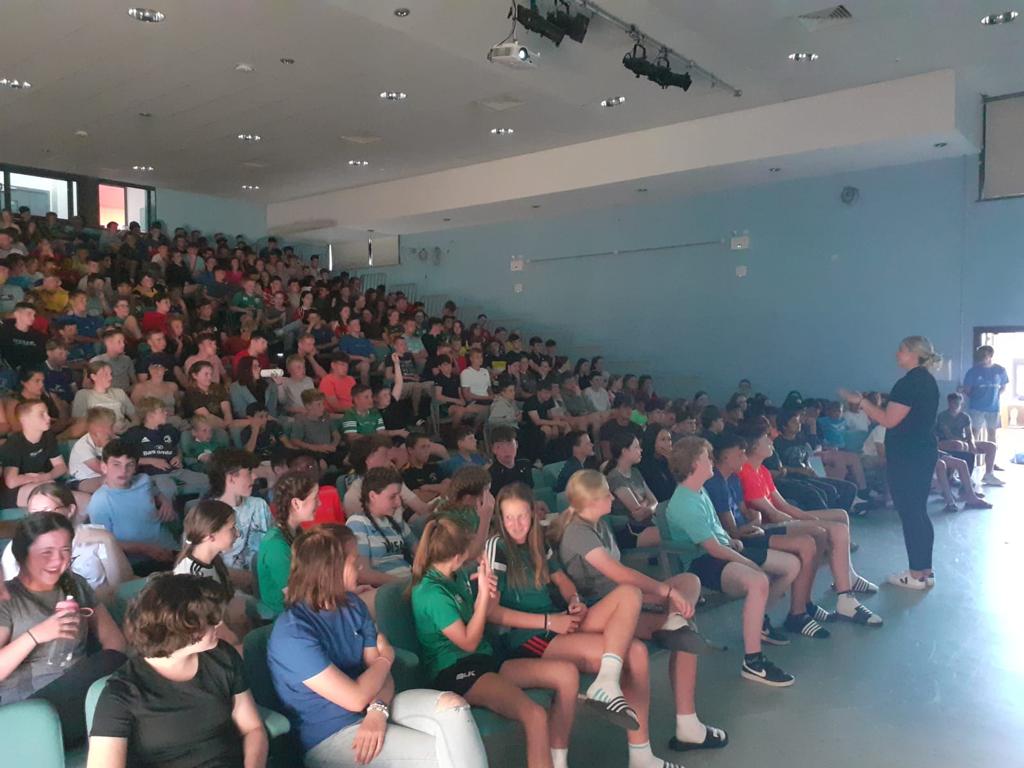 Mahersie83's tweet photo. Huge thank you to Hannah from @NextGHealth for dropping into @LeinsterBranch #SOE this evening  to talk with the players on camp around nutrition. From game day foods to recovery nutrition and how to fuel a young athlete!! #FromTheGroundUp #LeinsterSOE https://t.co/1d2USzGHsw