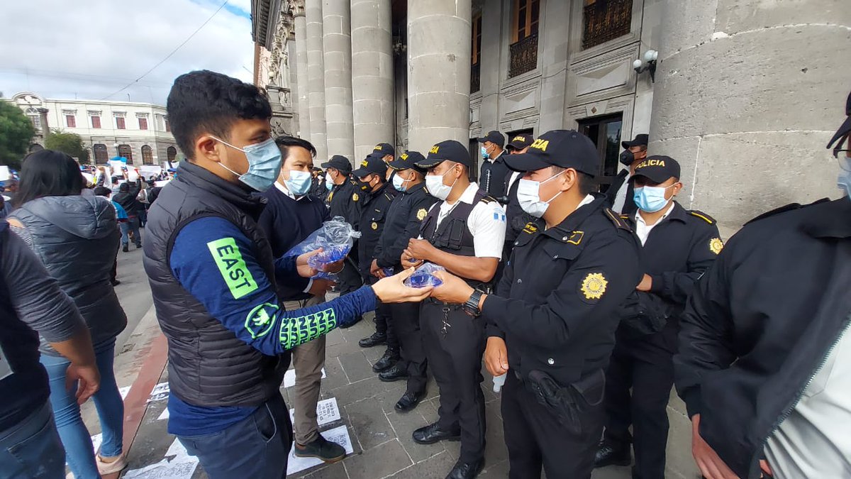 Hoy #SinTapujosGT 16 hrs por  <a href="/RadioPuntoGT/">Radio Punto</a>  Iniciativa 6076,  Ley para uso de fuerza en manifestaciones avanza en primer debate. La agilidad para aprobarla generó críticas pues se consideran que el verdadero sentido de la ley es controlar las manifestaciones. Usted que opina?