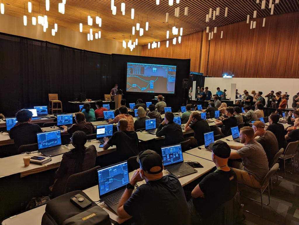 Full house! There might be *few* people interested in Blender's geometry nodes here at #SIGGRAPH2022. Great workshop by @JonLampel.

#b3d