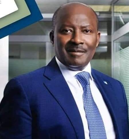 Enjeuxafricains's tweet photo. #Gabon :Le banquier Henri Claude #Oyima redevient le patron des patrons. En effet, le président du groupe #BGFIBank a de nouveau été porté à la tête de la Confédération patronale #gabonaise, après l'avoir déjà dirigée pendant 10 ans, de 2003 à 2013. Il succède à Alain Bâ Oumar. https://t.co/h2uWUZLSbf