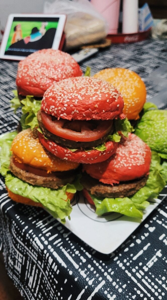 teconfrio's tweet photo. Hola! El menú para las personas en situación vulnerable fue Burguer con pan de papa, calabaza, espinaca y remolacha acompañado de papitas al horno. Obvio todo #Aptovegan 💕 Buenas noches 🥰 https://t.co/O6wme2k2zU