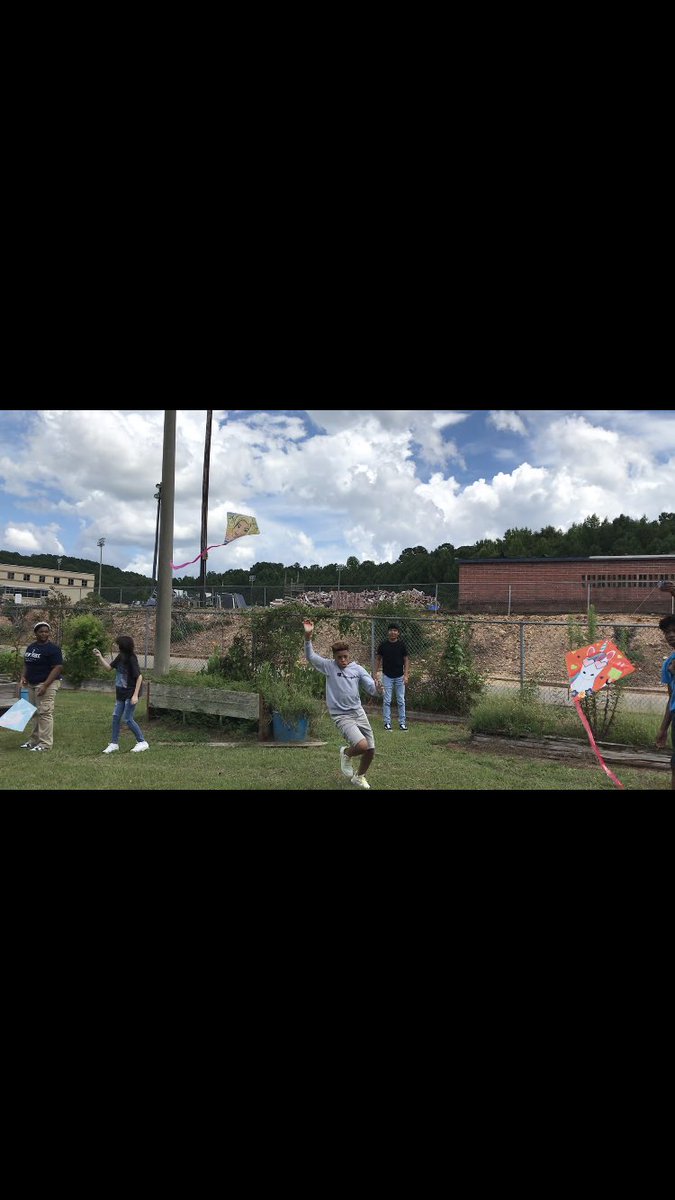 CCHSPsych's tweet photo. New experiences at CCHS! Many students flew kites for the first time today and made connections about the power of the wind and world history. Predict. Connect. Conclude. #tradewinds #exploration @geogurucchs @CCHS_AP @edallas7 https://t.co/ZJo2CNlQKs