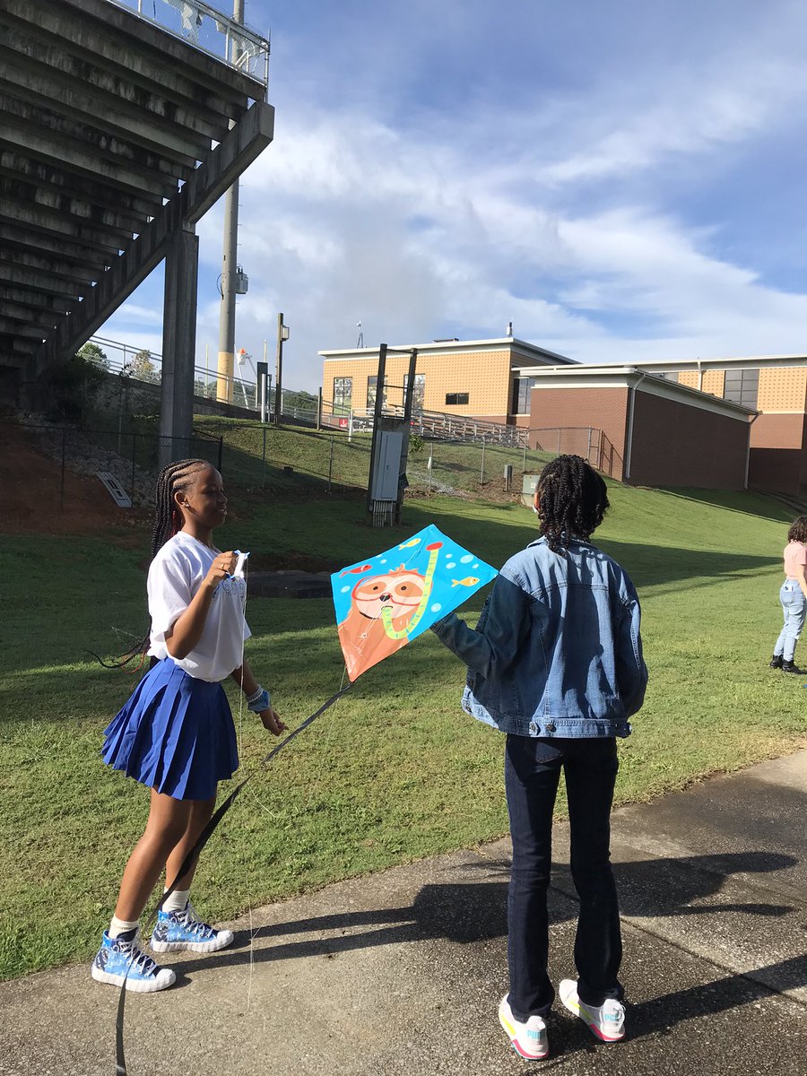 CCHSPsych's tweet photo. New experiences at CCHS! Many students flew kites for the first time today and made connections about the power of the wind and world history. Predict. Connect. Conclude. #tradewinds #exploration @geogurucchs @CCHS_AP @edallas7 https://t.co/ZJo2CNlQKs
