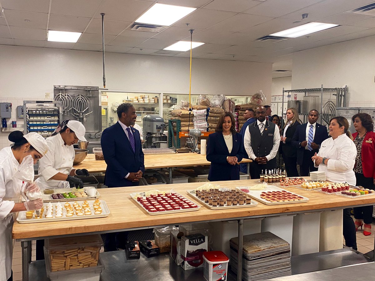 brettforrestTV's tweet photo. And today’s surprise, unannounced visit. @VP is visiting MGM’s pastry kitchen where all desserts for the property are made. She’s speaking w/ these pastry chefs after meeting with culinary union leaders.
Side note: I think I heard them say these chefs make 10,000 pastries a day😧 https://t.co/7bgFZ0dKZn