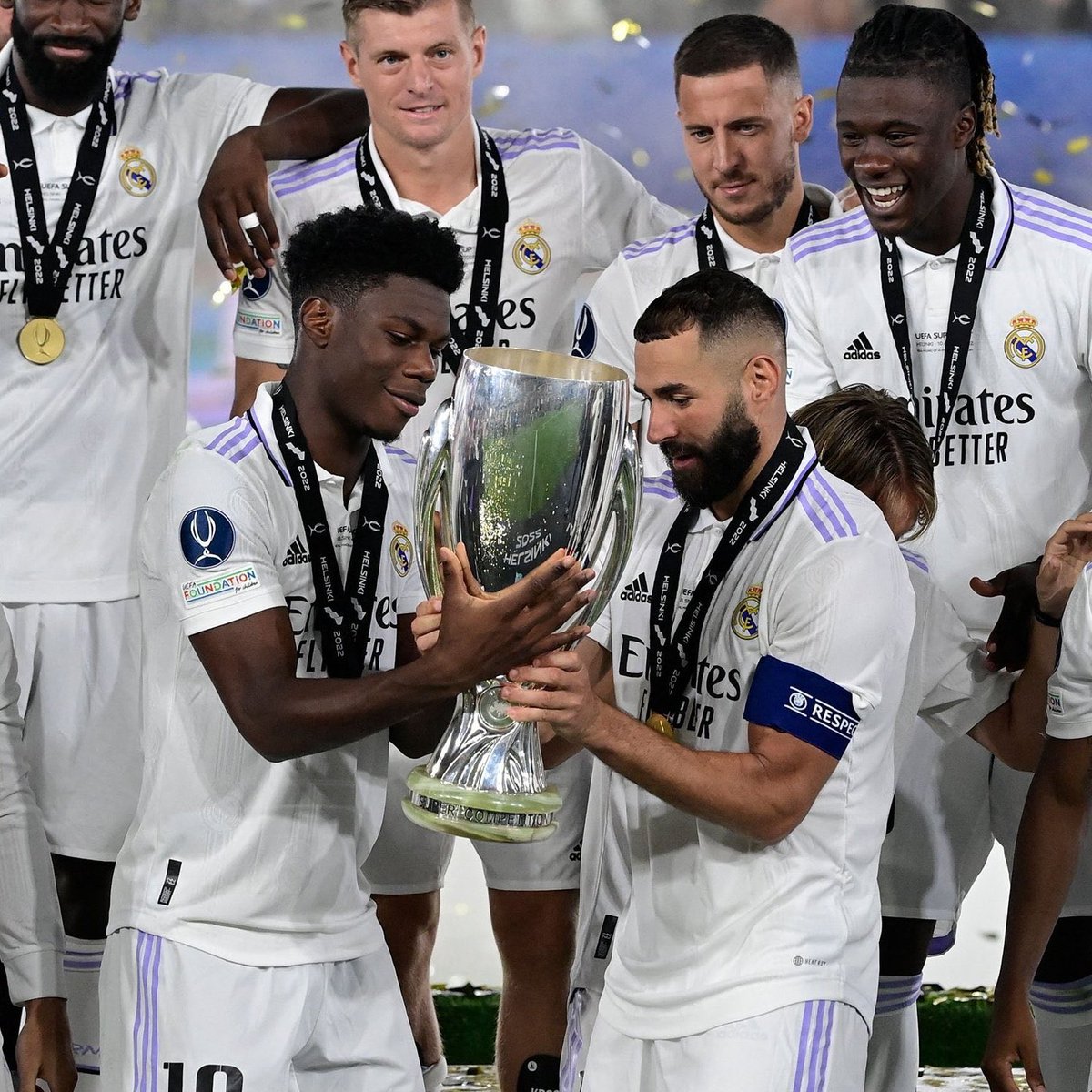 Benzema ha buscado a Tchouameni para que también levantara la Copa. Detalles de capitán. Detalles de grandeza.