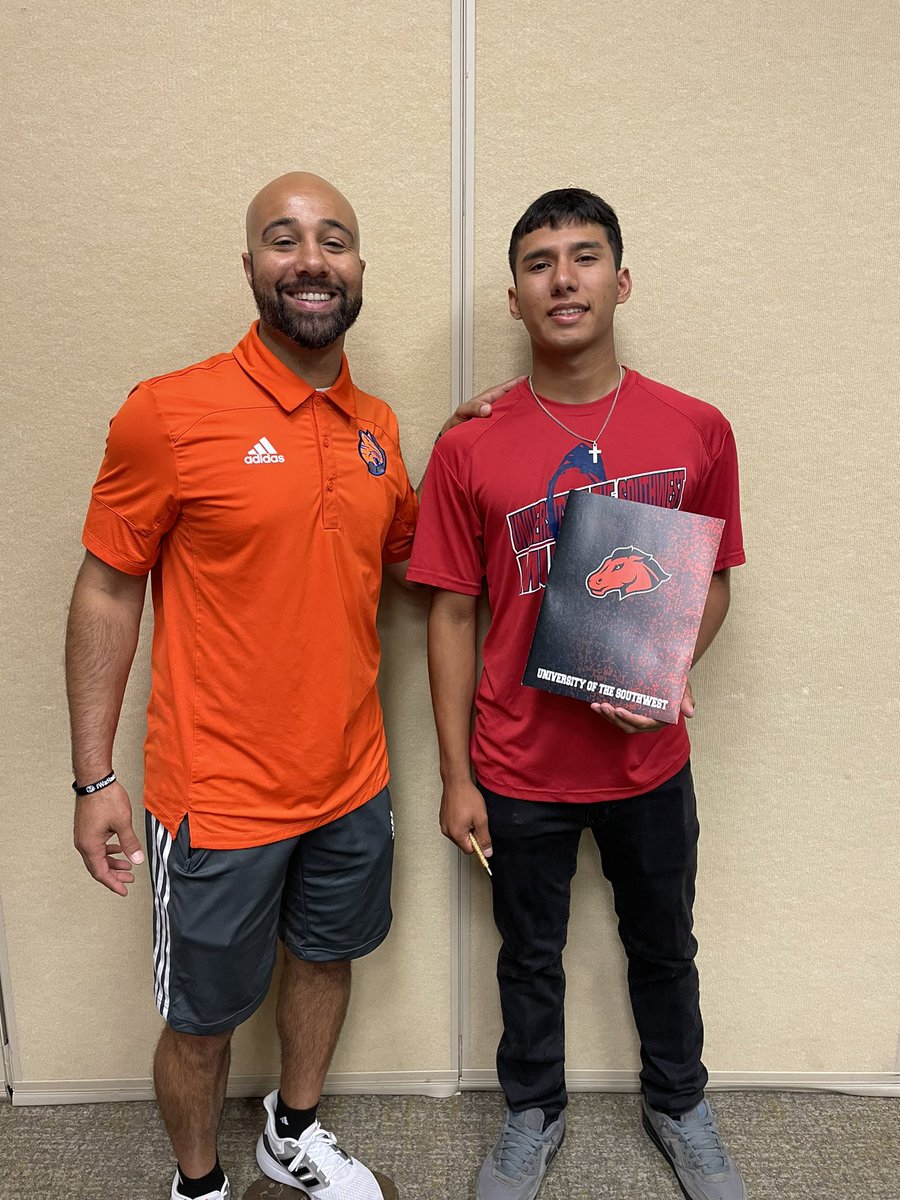 sacentralhoops's tweet photo. Congrats to Dominic Ruiz for signing his letter of intent to continue his athletic and academic career with the University of Southwest in Hobbs, NM. 🏀 @DommR12 @CBryce2015 @ConchoSports @klstsports @coachv32 @CentralCan @SAISD_Athletics https://t.co/O5o9ArixS5