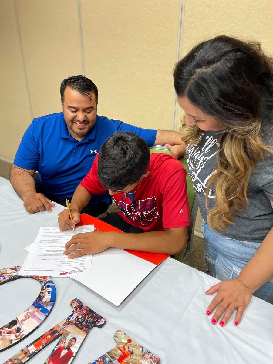 sacentralhoops's tweet photo. Congrats to Dominic Ruiz for signing his letter of intent to continue his athletic and academic career with the University of Southwest in Hobbs, NM. 🏀 @DommR12 @CBryce2015 @ConchoSports @klstsports @coachv32 @CentralCan @SAISD_Athletics https://t.co/O5o9ArixS5