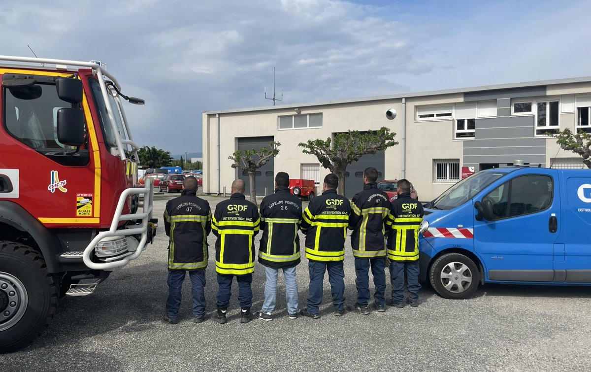 VayssatQ's tweet photo. @AllioneFNSPF @GDarmanin @PompiersFR @Regionsdefrance @ADepartementsF @l_amf Peu importe l'astreinte, les chantiers,
les rdv, chez #GRDE, et notamment
en Drome et Ardèche, on fait tout
pour soutenir l'engagement de nos
techniciens SPV qui sont appelés à partir en renfort FDF 🚒 https://t.co/gTqEScwZhT