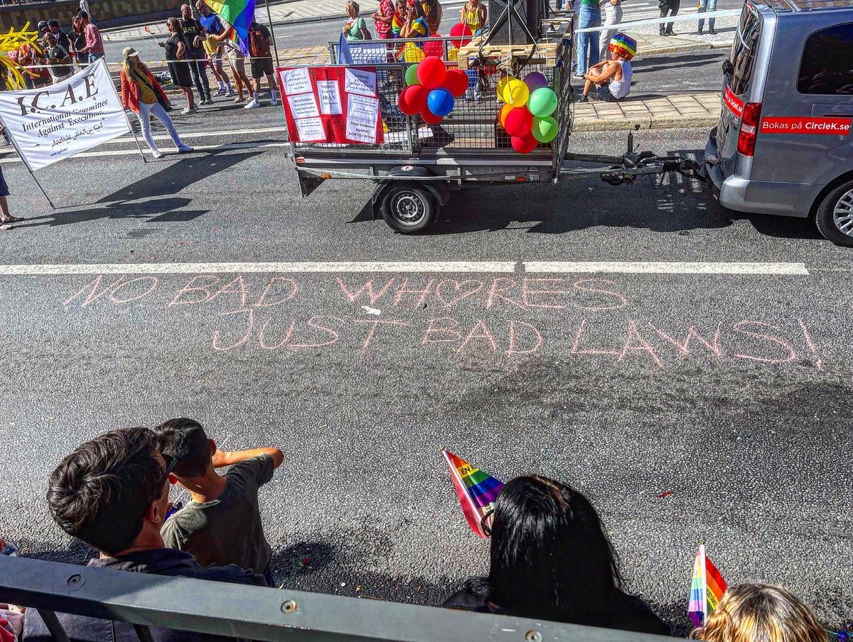 RedUmbrellaSwe's tweet photo. S£x workers and our allies marching for human rights at @stockholmpride 2022 
#nothingaboutuswithoutus 
#solidaritetföravkriminalisering 
#marchingforthosewhocant 
#lgbtifordecrim 
#mybodymychoice 
#migrantrightsarehumanrights
@redumbrellasweden is a member of @sexworkeurope https://t.co/XzHs01llnw