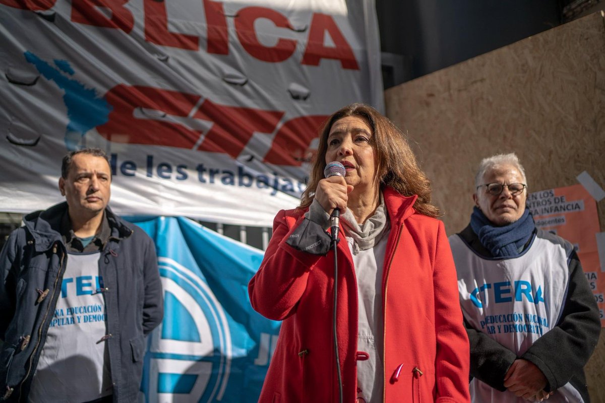 mononagutierrez's tweet photo. Hoy las docentes de todo el país de CTERA paramos por 

📌 La absolución de Santiago Goodman.
📌El aumento de emergencia para los jubilados docentes nacionales.
📌La urgente resolución de los conflictos nacionales.
📌Por la reapertura de las paritarias https://t.co/yCwDNAFxsV