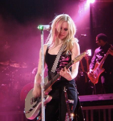 jutearsricochet's tweet photo. Avril Lavigne and pink this is the tweet https://t.co/T4RPfbyJFZ