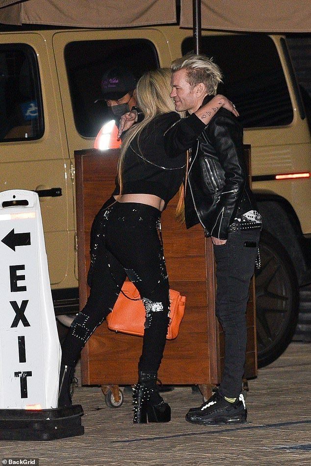 goIdfinch's tweet photo. avril y deryck están destinados a estar juntos así sea como amigos novios esposos o exs q se llevan muy bien https://t.co/QpUkeLELGL