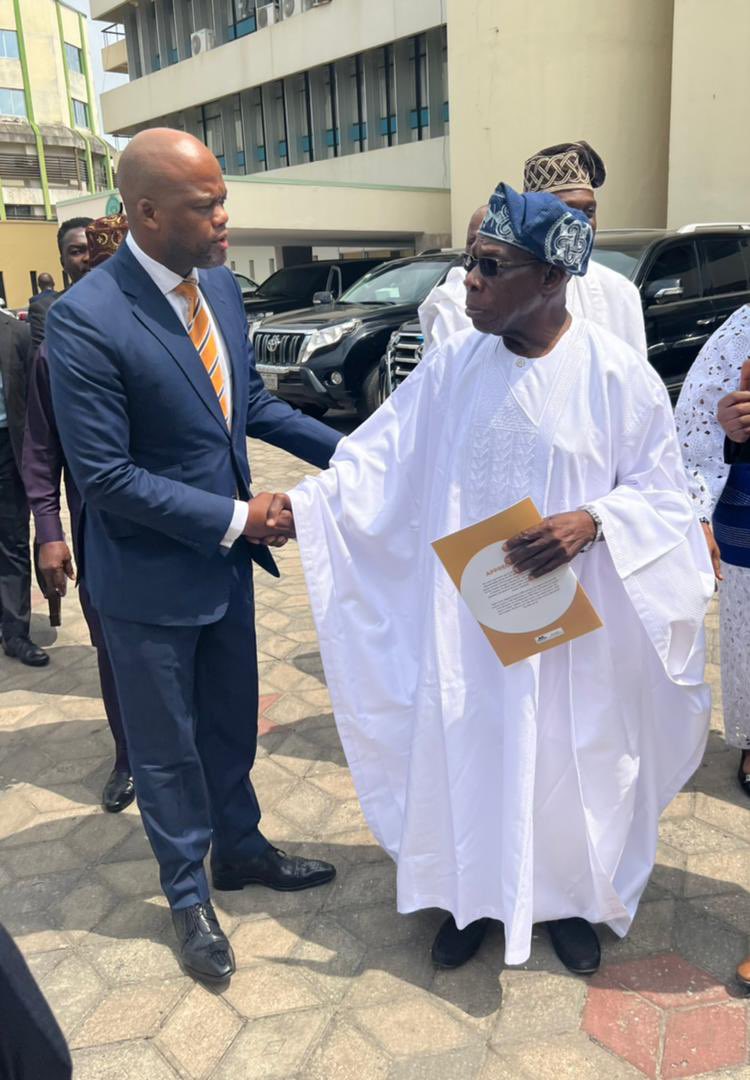 MeneWamkele's tweet photo. Today, while on a working visit in Nigeria, I met with H.E. Olusegun Obasanjo to consult &amp; brief him in his capacity as the Chairperson of the Intra African Trade Fair Advisory Council on recent developments in the implementation of the AfCFTA. https://t.co/uISvI5mUPl