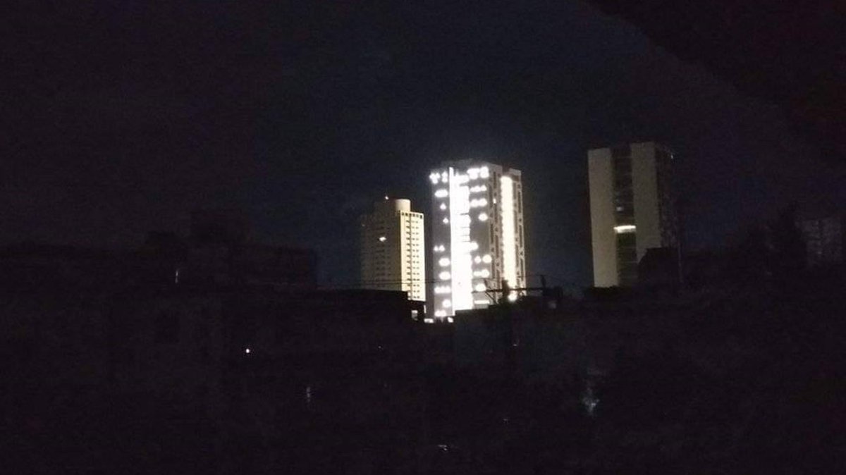 Mi_Cuba_Libre's tweet photo. #LaHabana sin electricidad, pero un hotel de lujo del régimen sin clientes, mira, de forma burlesca, a aquellos a los que se les pide resistir.
📷@14ymedio https://t.co/Vfqt94MB6N