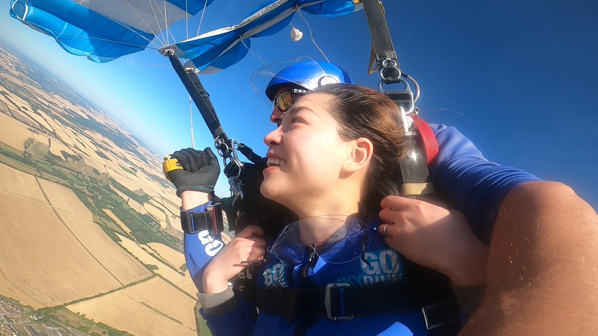 anhtuyet_jade's tweet photo. Jumping out of a plane from 10000ft to freefall at 125MPH is so fun and unforgettable 🤩🤪
#goskydive #skydiving #10000ft https://t.co/5e1PUFMtyu