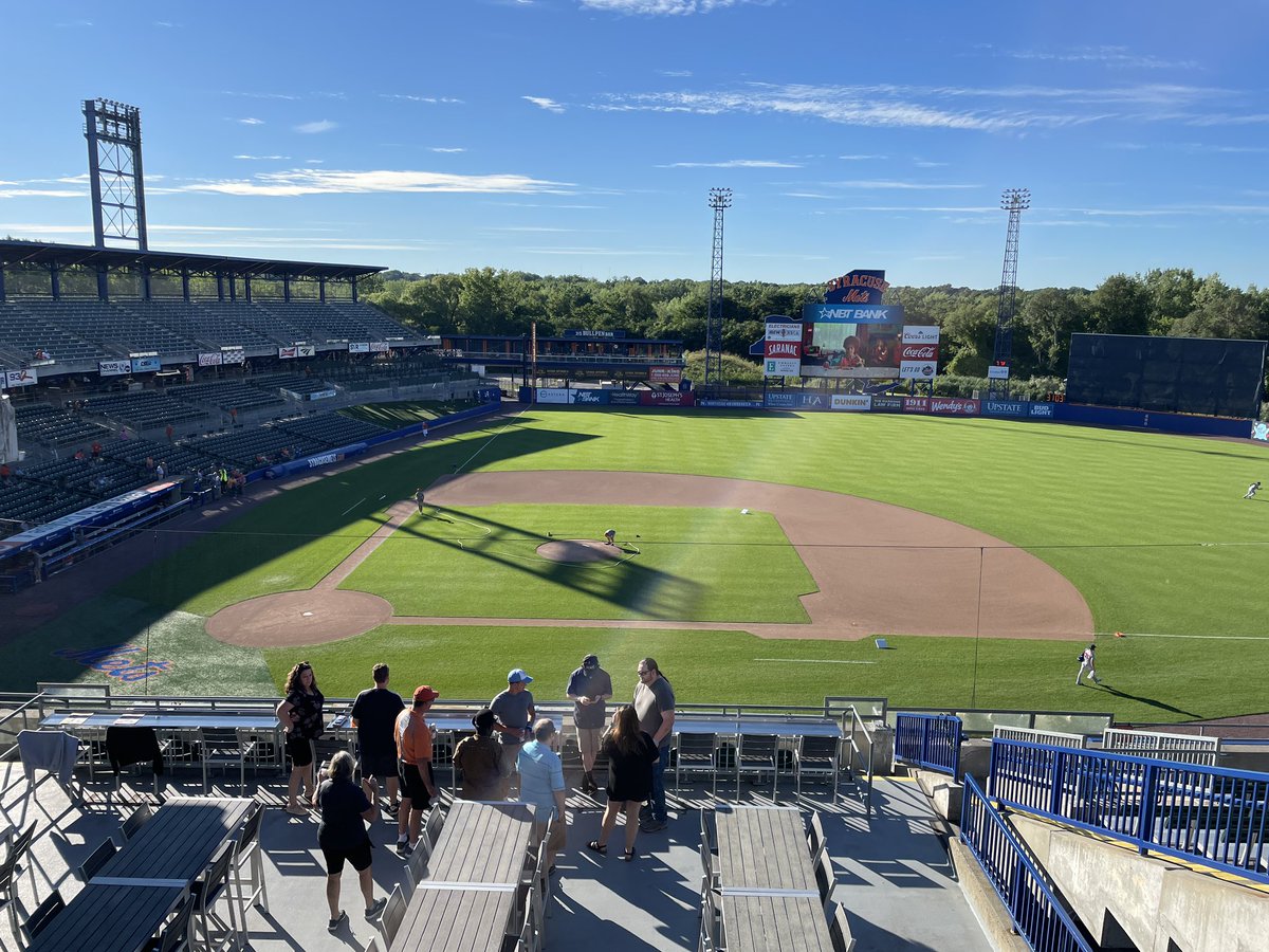 NewhouseSports's tweet photo. Play ball! ⚾️ @NewhouseSports and ProSeminar are at the park with the @SyracuseMets telling stories all night. https://t.co/D5M8sk8rbP