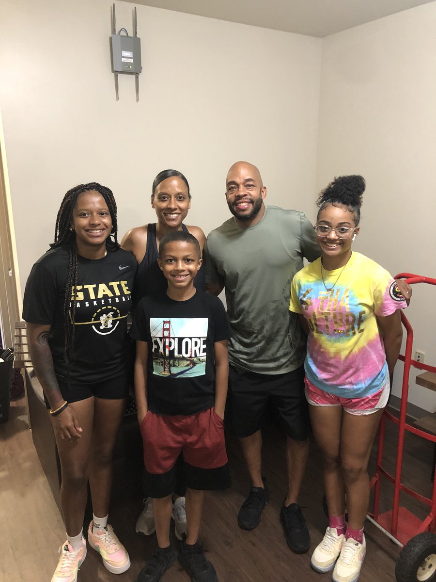 New Student Move In Today! Let’s welcome <a href="/MakaylaS22/">Makayla Smith</a> and her family! 🐝🐝