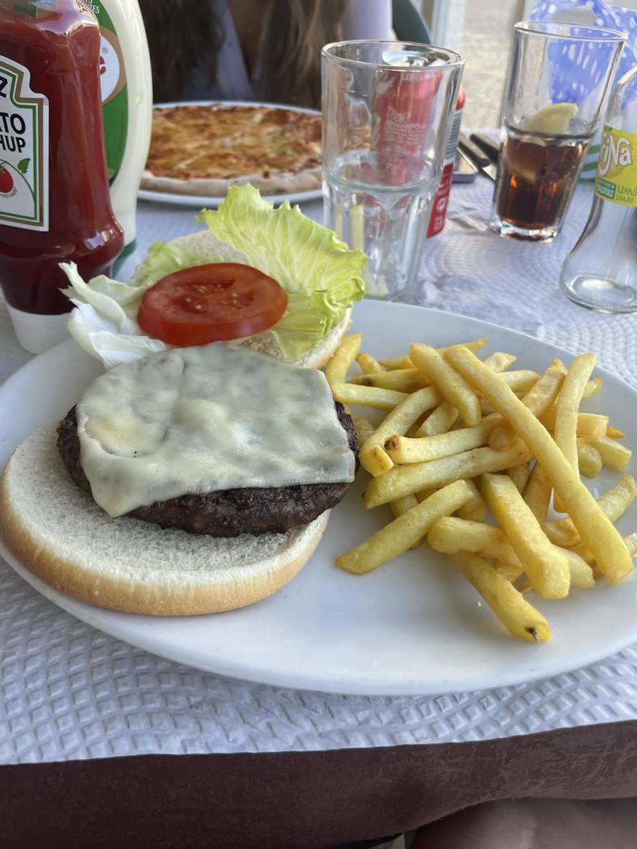 muat0ri's tweet photo. Alors jaloux de mon burger maison artisanale ???? C’était seulement 15e en plus masterclass ^^ https://t.co/IgF96u0sF9