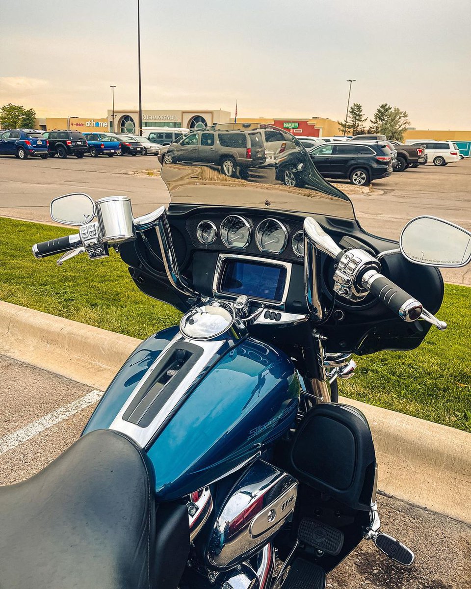 factory_47's tweet photo. F A C T O R Y 4 7
โSpotted, at the Texas Road House in Rapid City.โ ๐๐ป
๐ฅ Assault ๐ฅ 12โ Chrome handlebars on this clean Tri Glide.
#assaultbar #assaultbars #triglide #harleynation #harleydavidson #trike #harleytrike #bagger #baggers #baggernation #factory47 https://t.co/1qmSUZxhqx