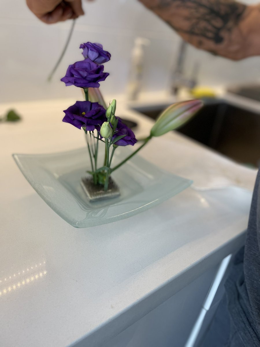 CDNHODLer's tweet photo. Flowers for my birthday!

But to take it even further I was given a lesson on #Ikebana , a minimalistic, Japanese style of arrangement. 

The spike pad is called a frog 🐸 and the flowers are:
#Lisianthus
#AsiaticLilly 
#Statice

❤️ #coolhuh #flowerarrangement https://t.co/VTQToQrolf