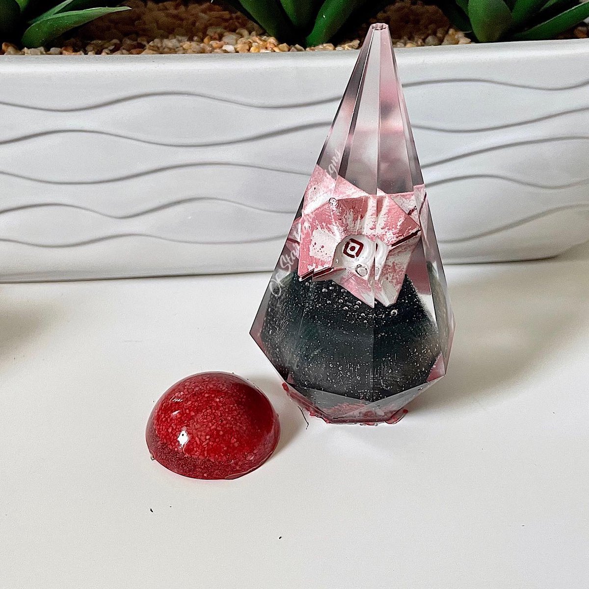 OSDesignShop's tweet photo. When the engram just fizzles out.
Burnt little engram.
#destinyart #destiny2art #destinyghost https://t.co/6UFdhJaRgM
