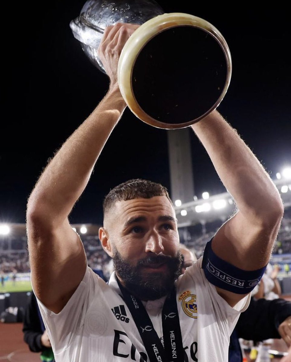 Benzema's tweet photo. 𝗨𝗘𝗙𝗔 𝗦𝘂𝗽𝗲𝗿 𝗖𝘂𝗽 ✅ The best way to start the season... ⚔️ ¡ 𝗛𝗮𝗹𝗮 𝗠𝗮𝗱𝗿𝗶𝗱 ! #Nueve #SuperCup #Alhamdulilah 🤲🏼❤️ https://t.co/nfpGQzbqVf