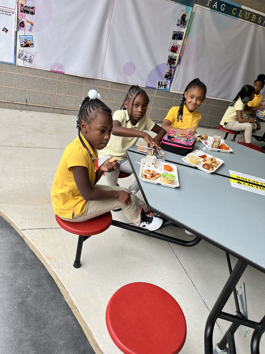 TAGMsRackston's tweet photo. What’s cooler than eating lunch in the outside classroom in 3rd grade at @APSTAGAcademy 👀👀NOTHING!! Even if it 💦. @SharpeSystems @EducatorBowden  @CamriDorsey_TAG @TheJILProject @TAGstrategist https://t.co/7QHezlLMQO