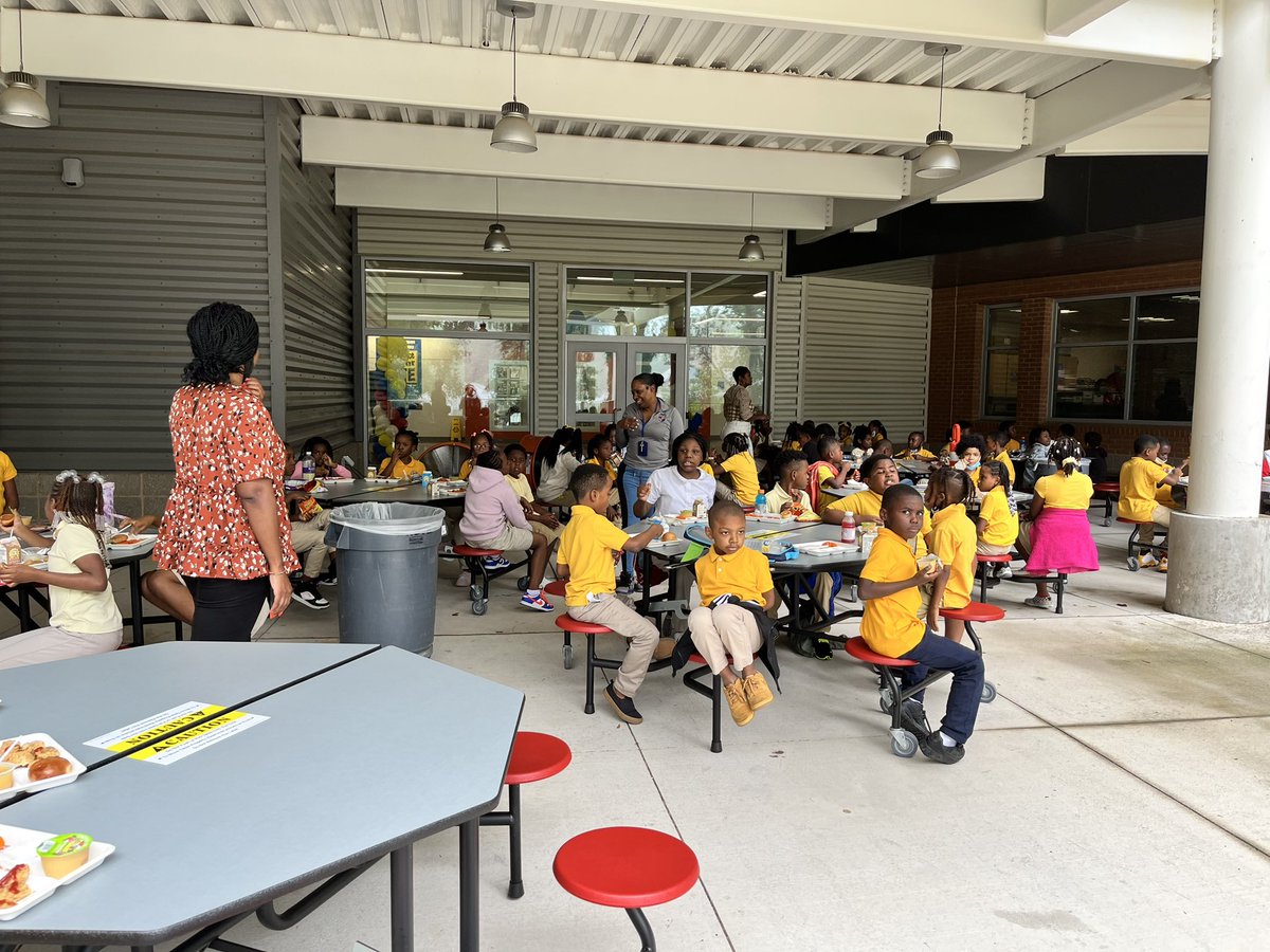 TAGMsRackston's tweet photo. What’s cooler than eating lunch in the outside classroom in 3rd grade at @APSTAGAcademy 👀👀NOTHING!! Even if it 💦. @SharpeSystems @EducatorBowden  @CamriDorsey_TAG @TheJILProject @TAGstrategist https://t.co/7QHezlLMQO