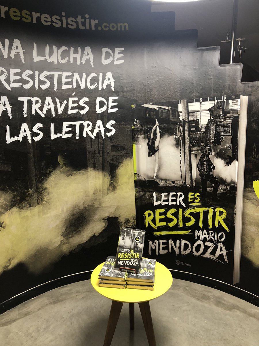 grillopez's tweet photo. Leer es resistir, el libro más reciente de Mario Mendoza, se toma los espacios de las librerías. Un mural en @Libreria_LERNER y en su propia urna en @LibreriaEHDLM https://t.co/tKTpoR5V6R