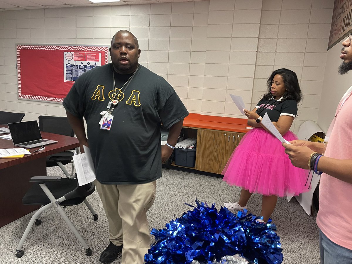 JouetDaniels's tweet photo. Shout out to @CoachNapier63 for modeling a lesson for US History during PLC today! Student centered and aligned to our standards! @Byrd_Middle #instructionalcoach #teacherspecialist #PLCStrong💪🏽 https://t.co/OHzAw52XYK