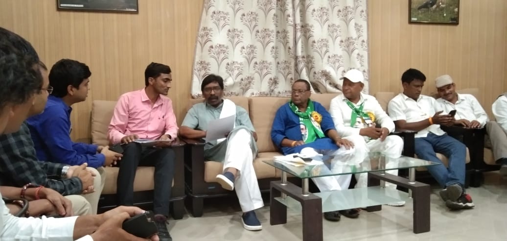 NMOPS_Vikrant's tweet photo. झारखण्ड के कर्मचारियों को बुढ़ापे में सहारा देने को दृढ़ संकल्पित माननीय @JharkhandCMO 
@HemantSorenJMM जी को जन्मदिन की ढेर सारी बधाई एवं शुभकामनाएँ।
💐💐💐💐💐💐💐 
ईश्वर से प्रार्थना है कि आप स्वस्थ्य रहें और ऐसे ही बेसहारा लोगों का सहारा बनते रहें। 
#HappyBirthdayHemantDa https://t.co/xQR8KKJ4w0