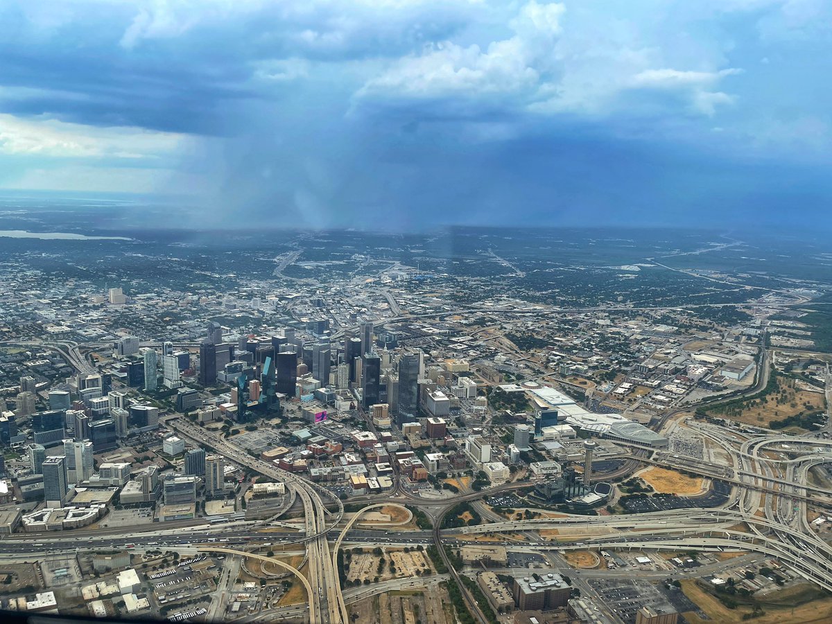 cwpowell's tweet photo. Heavy showers moving up IH35E towards @DallasLoveField. @Fox4Weather @CBS11 https://t.co/tPsUVaKRDO