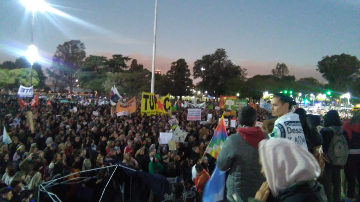 EnriqueViale's tweet photo. ¿Sabías que en este momento, en Rosario, hay muchísima gente manifestándose PARA PODER RESPIRAR?

Si, una marcha por respirar (como si fuera una serie distópica)

Una multitud ciudadana ahora en el Monumento a la Bandera pidiendo el fin de las quemas y el ecocidio. https://t.co/NwYOha09rB