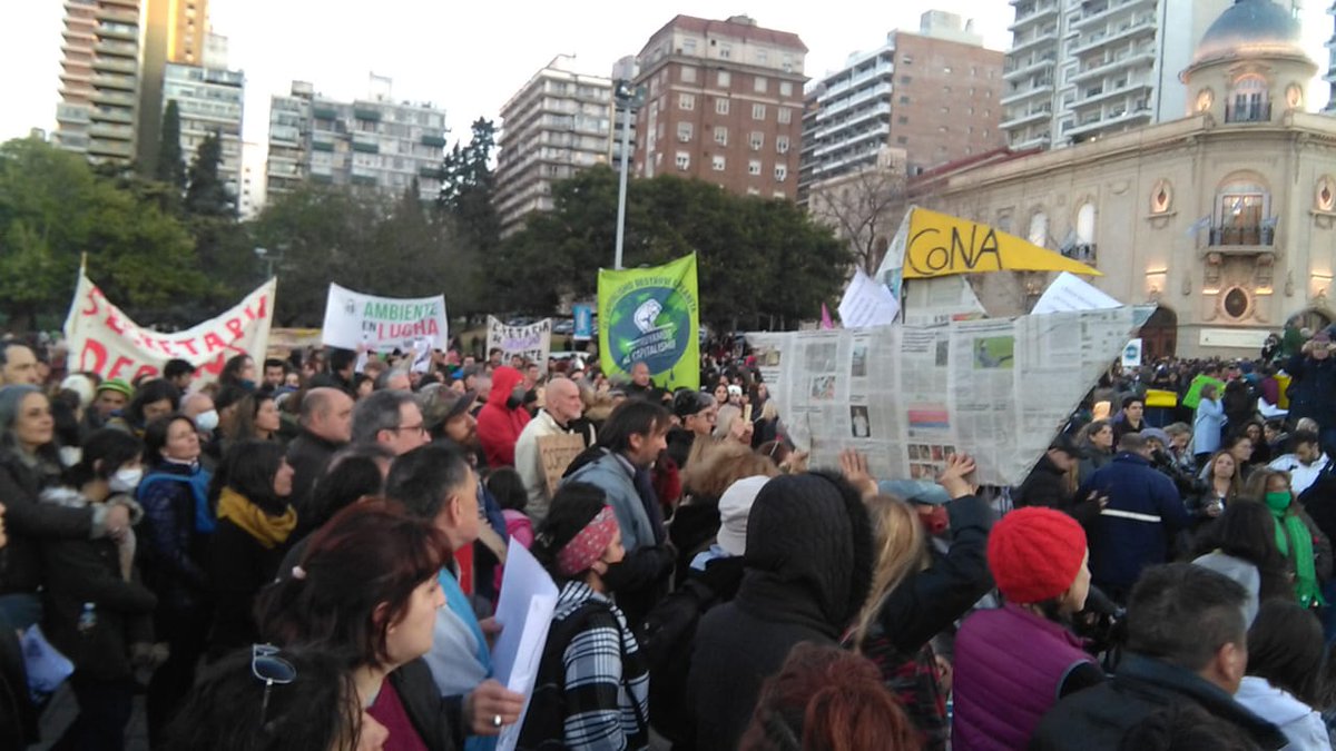 EnriqueViale's tweet photo. ¿Sabías que en este momento, en Rosario, hay muchísima gente manifestándose PARA PODER RESPIRAR?

Si, una marcha por respirar (como si fuera una serie distópica)

Una multitud ciudadana ahora en el Monumento a la Bandera pidiendo el fin de las quemas y el ecocidio. https://t.co/NwYOha09rB